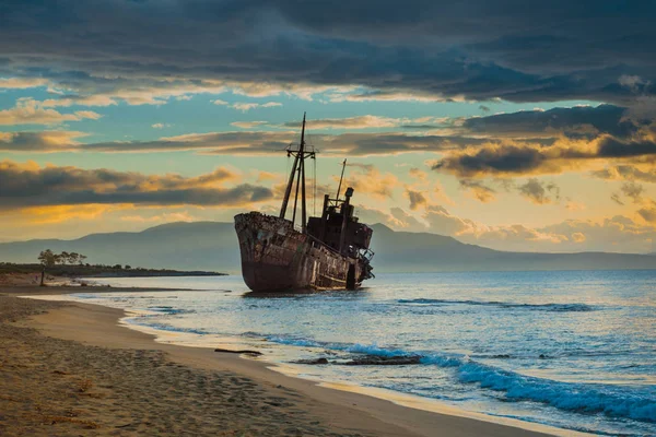 Velho Naufrágio Abandonado Barco Naufragado Naufragado Estande Costa Praia Céu — Fotografia de Stock