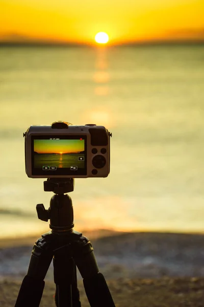 Profesjonalna Kamera Robiąca Zdjęcia Wideo Wschodu Słońca Nad Powierzchnią Morza — Zdjęcie stockowe
