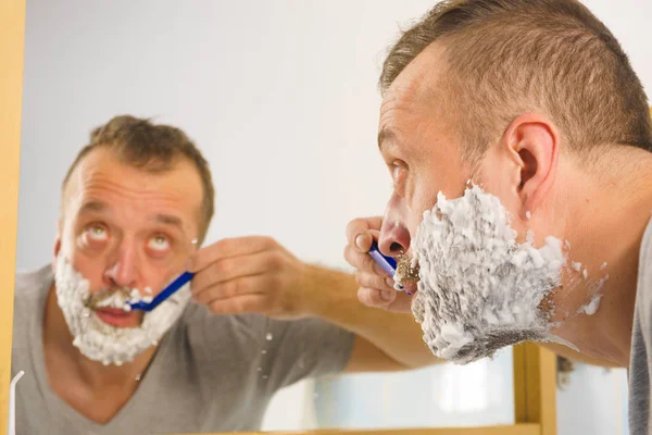 Hombre Con Mucha Espuma Afeitar Cara Pie Baño Mirando Espejo —  Fotos de Stock