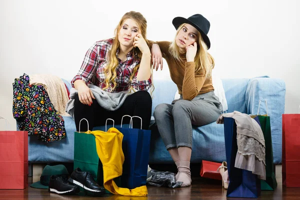 Δύο Κουρασμένες Φίλες Μετά Ψώνια Γυναίκες Είναι Δυσαρεστημένες Ρούχα Που — Φωτογραφία Αρχείου