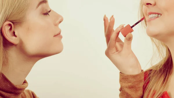 Maquiller Ami Artiste Appliquant Autre Rouge Lèvres Femme Brillant Lèvres — Photo