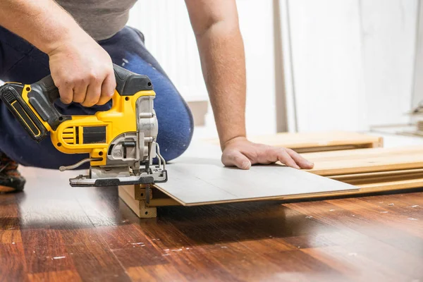 Person Cutting Floor Panels Using Industrial Tool Cut Perfect Shape — Stock Photo, Image