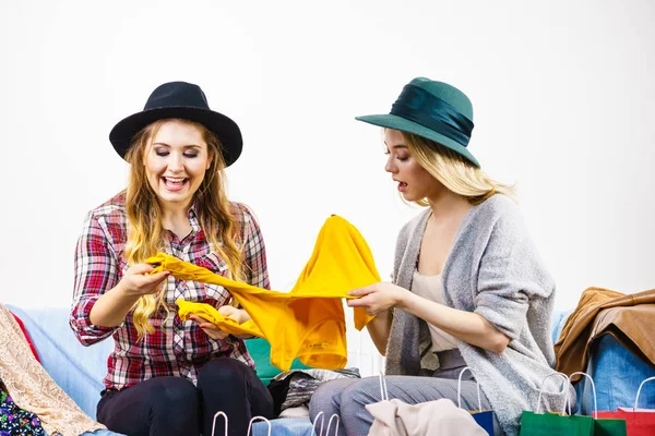 Två Glada Glada Kvinnor Har Roligt Efter Shopping Plocka Kläder — Stockfoto