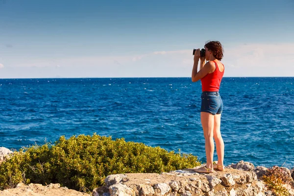 Turista Aventurera Mujer Adulta Explorar Naturaleza Tomar Fotos Con Cámara — Foto de Stock