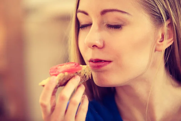 年轻的少女在厨房吃着美味的三明治 吃着健康的早餐 良好的节食观念 — 图库照片