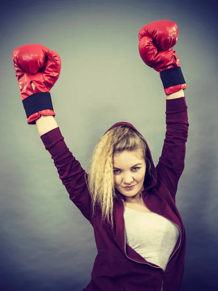 Mulher Esportiva Vestindo Luvas Boxe Vermelho Ganhando Luta Sendo Motivado — Fotografia de Stock