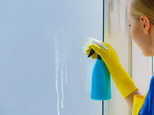 妇女在喷瓶中喷洒窗户清洁剂 室内清洁产品 家用护理设备 — 图库照片