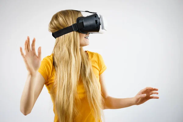 Mladá Žena Brýlemi Virtuální Realitě Box Natažené Paže Spojení Technologie — Stock fotografie