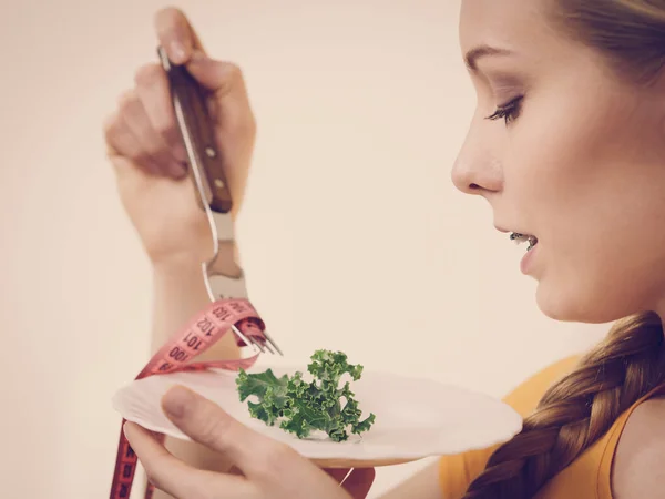 Jovem Feliz Sorrindo Mulher Prestes Comer Alface Segurando Prato Garfo — Fotografia de Stock