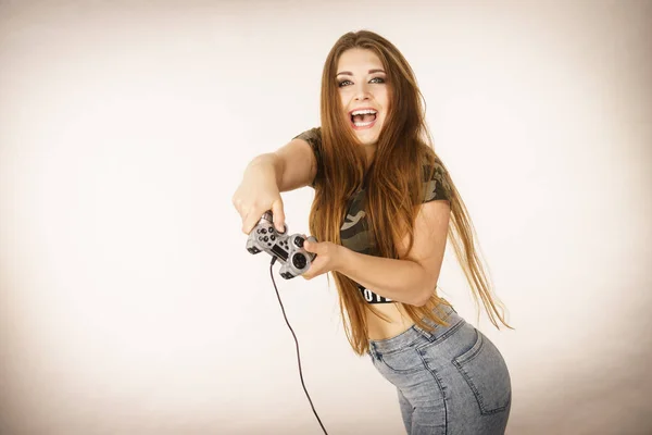 Mujer Adulta Joven Jugando Videoconsola Sosteniendo Almohadilla Del Juego Concepto — Foto de Stock