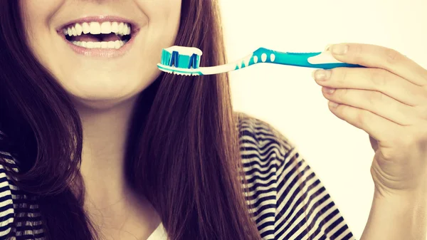 Kvinna Som Håller Tandborste Med Pasta Den Ler Positiv Tjej — Stockfoto