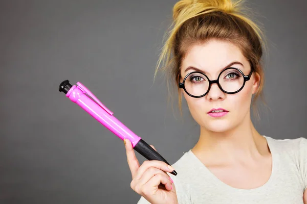 Student Looking Woman Wearing Nerdy Eyeglasses Holding Big Oversized Pencil — Stock Photo, Image