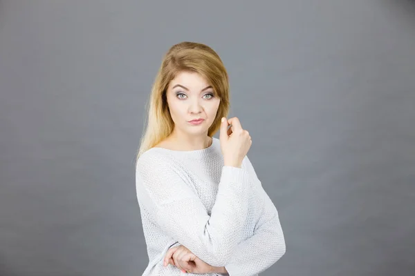 Förvirrade Unga Blonda Kvinnan Tittar Misstänkta Förvirring Ansikte Uttryck Koncept — Stockfoto