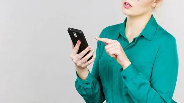 Mulher Negócios Focada Vestindo Camisa Azul Olhando Para Telefone Verificando — Fotografia de Stock