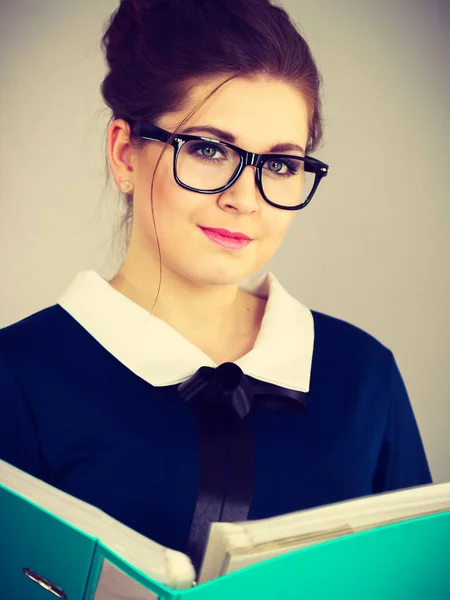 Feliz Contable Positiva Mujer Negocios Con Aglutinante Con Documentos Disfrutando — Foto de Stock