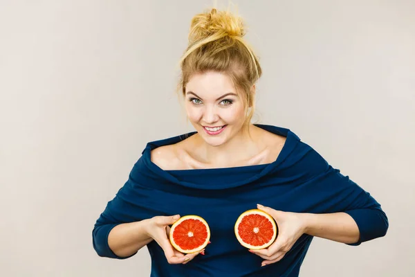 Gesunde Ernährung Erfrischende Nahrung Voller Vitamine Glücklich Verrückte Frau Hält — Stockfoto