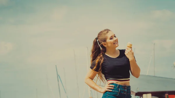 Feliz Divertida Joven Con Pelo Castaño Largo Comiendo Helado Divertirse — Foto de Stock