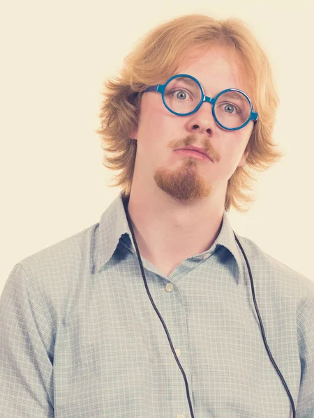 Vrolijke Grappig Uitziende Nerdy Kerel Met Gember Haar Bril Met — Stockfoto