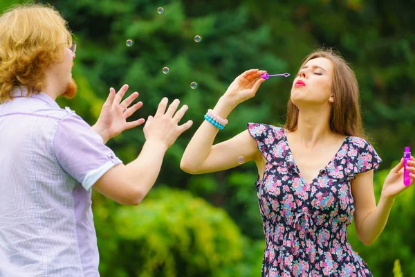 Glück Und Unbekümmertheit Junge Frau Und Mann Haben Spaß Beim — Stockfoto