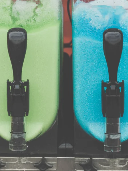 Zamknij Maszynę Slusów Śliski Lód Wykonane Kolorowy Napój Orzeźwiający Latem — Zdjęcie stockowe
