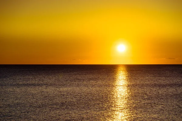 Scénický Západ Slunce Nebo Východ Slunce Nad Hladinou Moře Přírodní — Stock fotografie