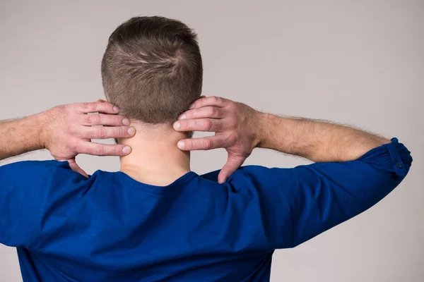 首の痛みがある青いセーターを着た男の背中からの眺め 関節骨の健康問題 — ストック写真