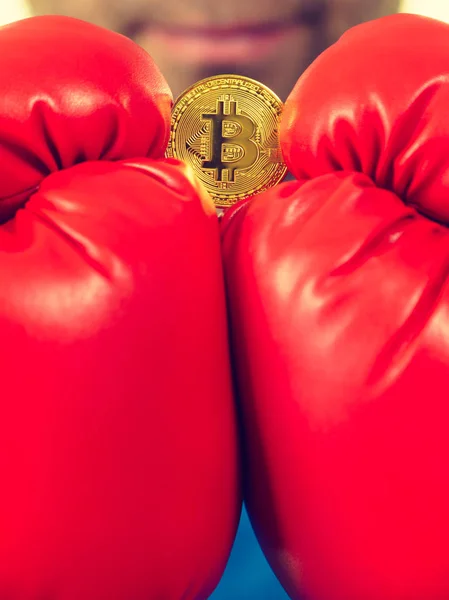 Hombre Con Guantes Boxeo Rojos Sosteniendo Símbolo Bitcoin Concepto Estado — Foto de Stock