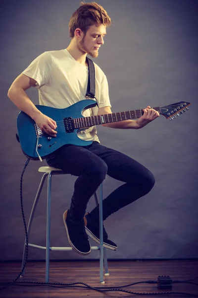 Joven Barbudo Con Guitarra Eléctrica Persona Adulta Sostiene Instrumento Toca —  Fotos de Stock