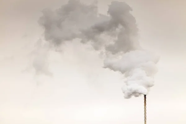 Conceito Problema Poluição Ambiental Fumaça Chaminé Fábrica Céu Escuro Nublado — Fotografia de Stock