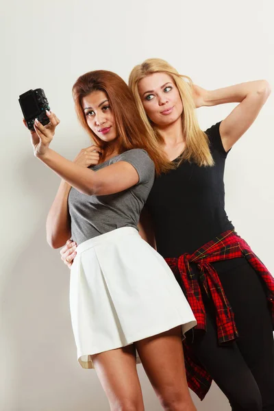 Technologie Internet Concept Bonheur Jeunes Femmes Blonde Métisse Prenant Selfie — Photo