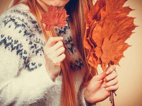 Autumnal Natural Decorations Concept Woman Holding Bouquet Made Autumn Leaves — Stock Photo, Image