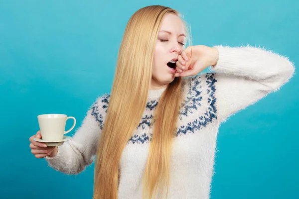 Залежність Кофеїн Потребують Концепції Спляча Позіхання Білявка Жінка Тримає Чашку — стокове фото