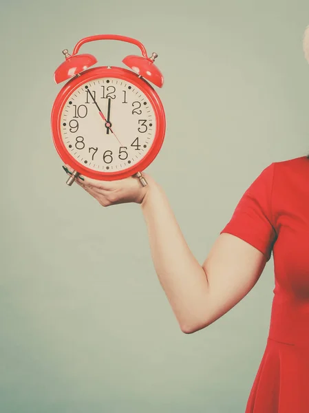 Vrouw Hand Met Oude Ouderwetse Decoratieve Rode Grote Klok Horloge — Stockfoto