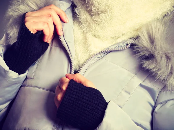 Moda Sazonal Vestuário Conceito Vestuário Mulher Vestindo Casaco Peludo Quente — Fotografia de Stock