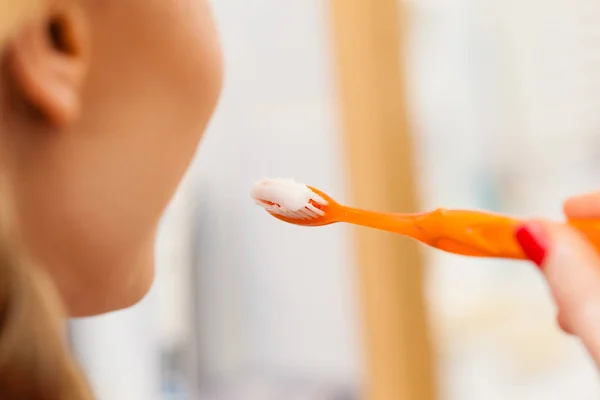 Odontologia Higiene Bucal Conceito Objetos Banheiro Mulher Segurando Escova Dentes — Fotografia de Stock