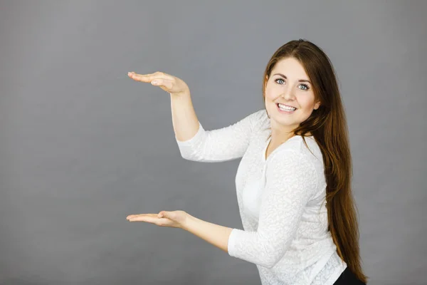 Щаслива Молода Жінка Білій Блузці Жестикулює Руками Представляючи Копійку Студійний — стокове фото