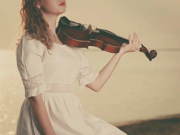 音楽愛 趣味と日常の情熱概念 日没時にバイオリンを持って外の桟橋の女性 — ストック写真