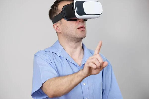Hombre Negocios Con Gafas Realidad Virtual Auriculares Caja Conexión Tecnología —  Fotos de Stock