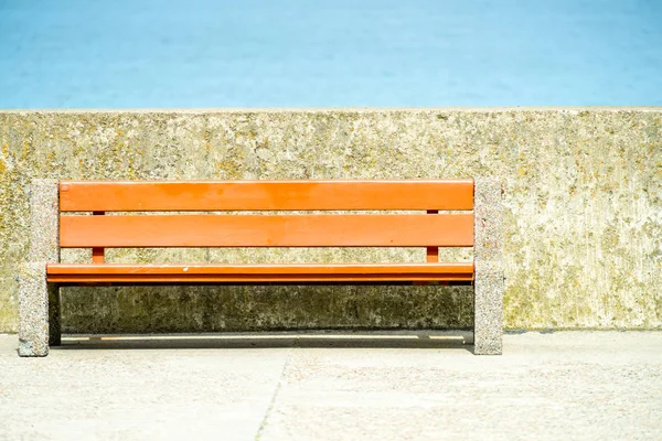 Empty Outdoor Brown Wooden Bench Nobody Relaxation Sitting Place Water — Stock Photo, Image