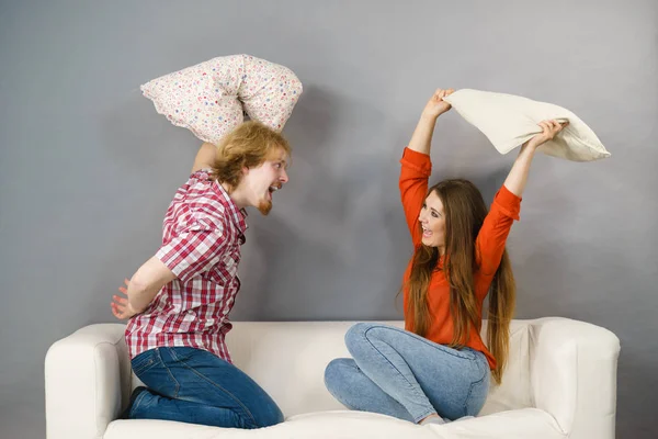 Feliz Engraçado Irmãos Casal Tendo Travesseiro Luta Por Diversão Aproveitando — Fotografia de Stock