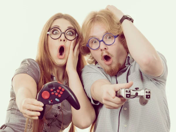 Couple Très Émotionnel Profiter Temps Libre Jouant Des Jeux Vidéo — Photo