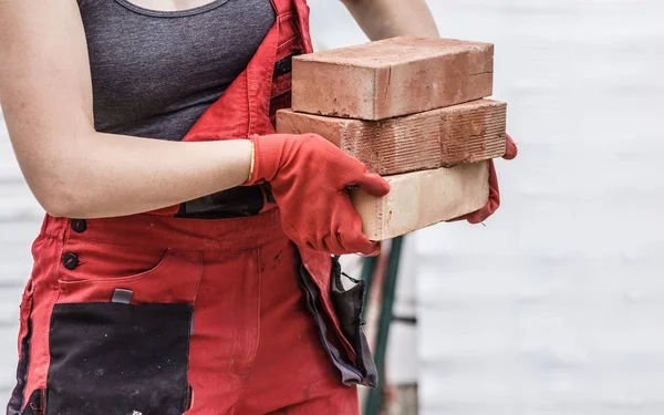 Mulher Irreconhecível Trabalhando Canteiro Obras Construindo Casa Instalando Tijolos Conceito — Fotografia de Stock