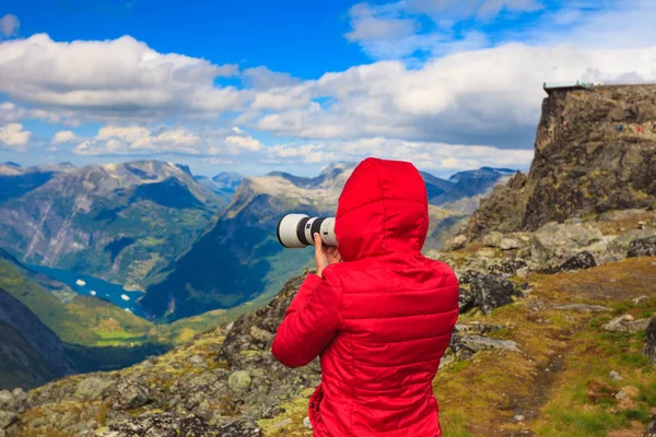 Θηλυκό Τουριστών Λήψη Φωτογραφιών Την Κάμερα Απολαμβάνοντας Geirangerfjord Και Βουνά — Φωτογραφία Αρχείου