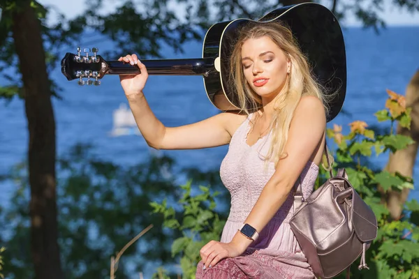 Hippie Zoek Jonge Volwassen Vrouw Dragen Zigeuner Outfit Met Akoestische — Stockfoto