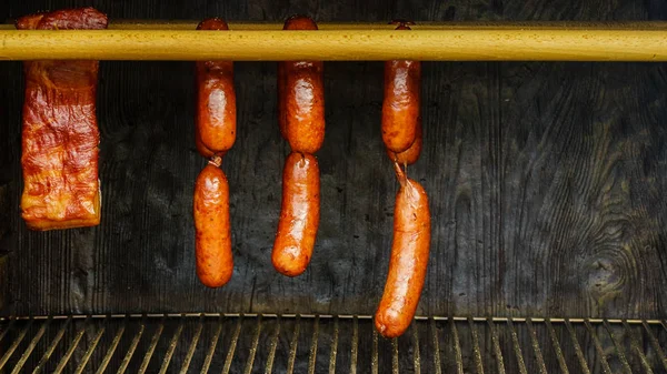 Comida Tradicional Salsichas Defumadas Carne Presunto Pendurada Fumeiro Doméstico Cordas — Fotografia de Stock