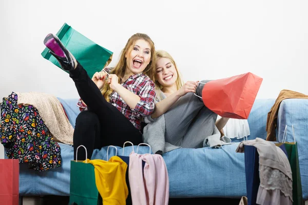Δύο Χαρούμενες Γυναίκες Διασκεδάζουν Μετά Ψώνια Διαλέγοντας Ρούχα Στην Ντουλάπα — Φωτογραφία Αρχείου