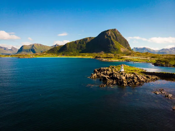 ノルウェーのギムソヤ ロフトテン島 ホースンド漁港の灯台のある風景 — ストック写真