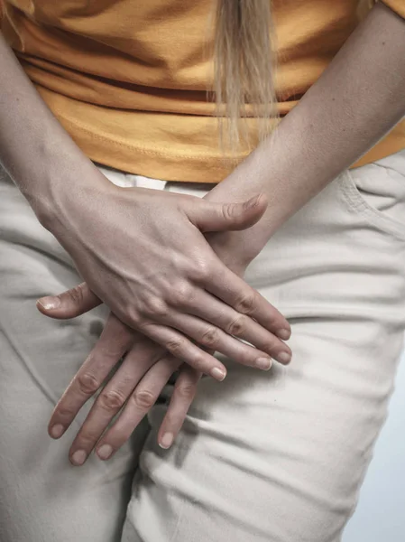 Elleri Kasıklarına Baskı Yapan Genç Hasta Bir Kadın Tıbbi Jinekolojik — Stok fotoğraf
