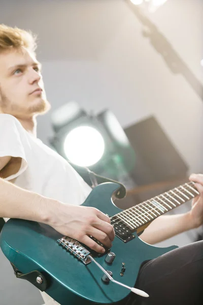 Tiener Man Spelen Gitaar Indierock Muziekinstrumenten Concept — Stockfoto