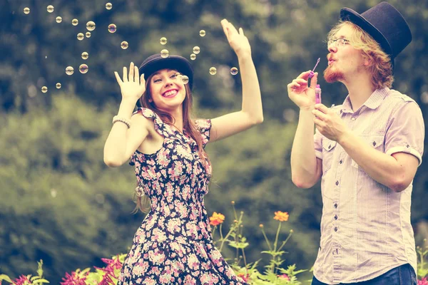 Feliz Casal Hipster Engraçado Jogando Juntos Soprando Bolhas Sabão Livre — Fotografia de Stock